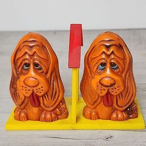 Vintage Salt and Pepper Shakers Droopy‎ Basset Hound Dogs House Plastic Base MGM